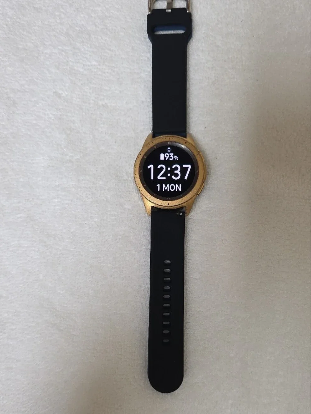 SamsungSmartwatch with Navy Band and Six Interchangeable Silicone Straps/Charger